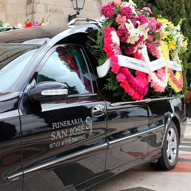Funeraria San Jose Torreperogil coche fúnebre